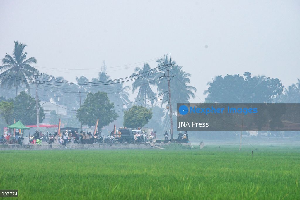 SOLOK, WEST SUMATRA, INDONESIA – OCTOBER 7, 2026: Residents move through Solok, West Sumatra, amid haze linked to widespread forest and land fires on the Indonesian islands of Sumatra and Kalimantan. The fires have contributed to persistent air pollution affecting parts of Indonesia, Malaysia and Singapore. Data from IQAir indicated that the air quality index in West Sumatra reached 189, a level classified as unhealthy and approaching the very unhealthy range. The prolonged haze has affected visibility and raised concerns over air quality and public health across affected areas. The fires are part of recurring seasonal wildfire and land-burning incidents in Indonesia that can produce extensive smoke and transboundary haze. Photo by Wawan Kurniawan / JNA Press. (Photo by Wawan Kurniawan/JNA Press via Nexpher Images)