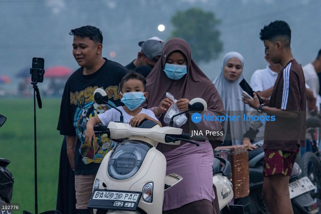 SOLOK, WEST SUMATRA, INDONESIA – OCTOBER 7, 2026: Residents move through Solok, West Sumatra, amid haze linked to widespread forest and land fires on the Indonesian islands of Sumatra and Kalimantan. The fires have contributed to persistent air pollution affecting parts of Indonesia, Malaysia and Singapore. Data from IQAir indicated that the air quality index in West Sumatra reached 189, a level classified as unhealthy and approaching the very unhealthy range. The prolonged haze has affected visibility and raised concerns over air quality and public health across affected areas. The fires are part of recurring seasonal wildfire and land-burning incidents in Indonesia that can produce extensive smoke and transboundary haze. Photo by Wawan Kurniawan / JNA Press. (Photo by Wawan Kurniawan/JNA Press via Nexpher Images)