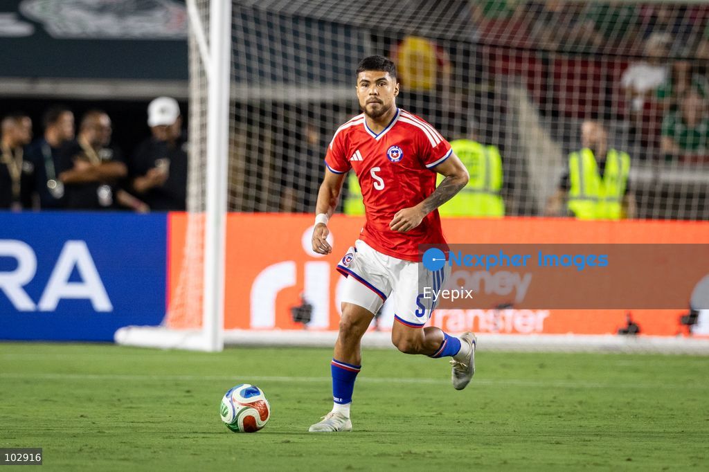 Paulo Diaz #5 of Chile national team runs with the ball during the International Friendly football match between Mexico and Chile at Los Angeles Memorial Coliseum on October 6, 2026 in Pasadena, California. (Photo by Arturo Cordero / Eyepix Group) (Photo by Arturo Cordero / Eyepix Group/Eyepix via Nexpher Images)