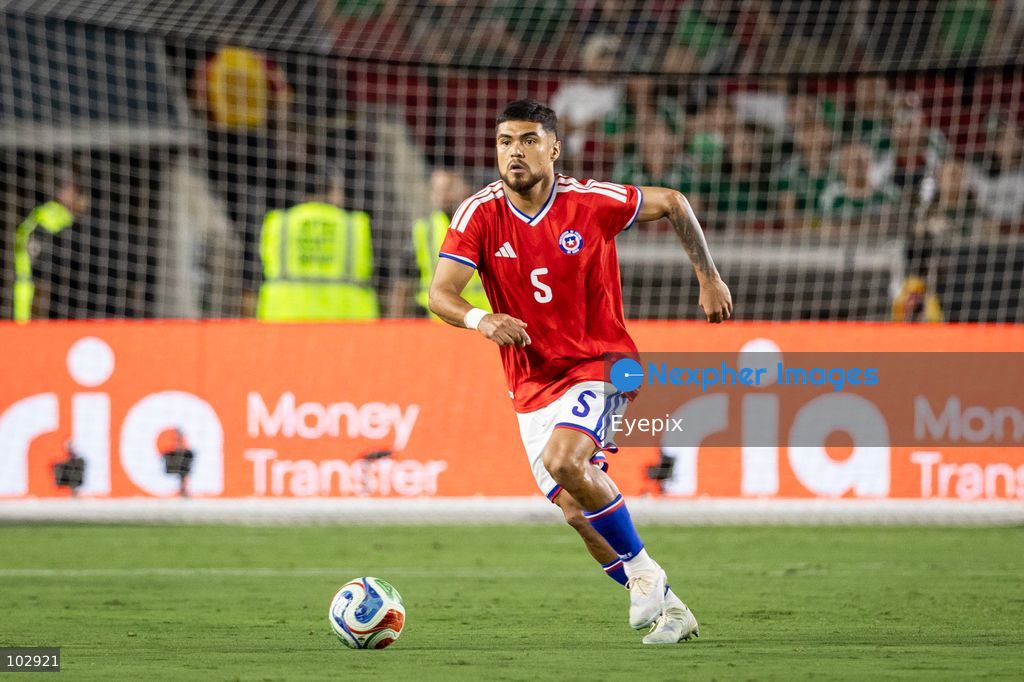 Paulo Diaz #5 of Chile national team runs with the ball during the International Friendly football match between Mexico and Chile at Los Angeles Memorial Coliseum on October 6, 2026 in Pasadena, California. (Photo by Arturo Cordero / Eyepix Group) (Photo by Arturo Cordero / Eyepix Group/Eyepix via Nexpher Images)