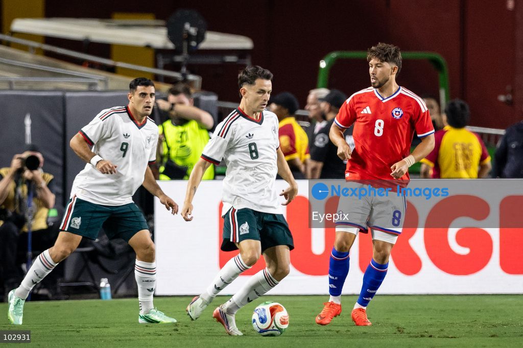 Álvaro Fidalgo #8 of Mexico national team and Felipe Loyola #8 of Chile national team battle for the ball during the International Friendly football match between Mexico and Chile at Los Angeles Memorial Coliseum on October 6, 2026 in Pasadena, California. (Photo by Arturo Cordero / Eyepix Group) (Photo by Arturo Cordero / Eyepix Group/Eyepix via Nexpher Images)