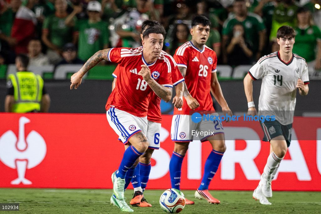 Rodrigo Echeverría #18 of Chile national team runs with the ball during the International Friendly football match between Mexico and Chile at Los Angeles Memorial Coliseum on October 6, 2026 in Pasadena, California. (Photo by Arturo Cordero / Eyepix Group) (Photo by Arturo Cordero / Eyepix Group/Eyepix via Nexpher Images)