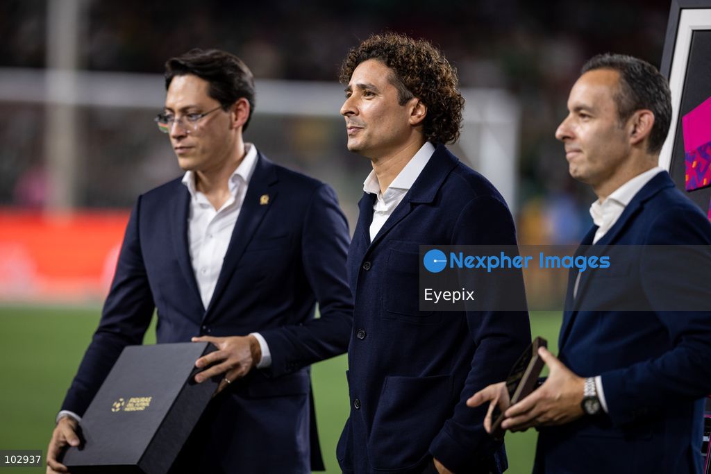 Guillermo Ochoa of Mexico receiving honors before the International Friendly football match between Mexico and Chile at Los Angeles Memorial Coliseum on October 6, 2026 in Pasadena, California. (Photo by Arturo Cordero / Eyepix Group) (Photo by Arturo Cordero / Eyepix Group/Eyepix via Nexpher Images)