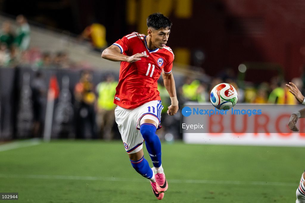 Darío Osorio #11 of Chile national team runs with the ball during the International Friendly football match between Mexico and Chile at Los Angeles Memorial Coliseum on October 6, 2026 in Pasadena, California. (Photo by Arturo Cordero / Eyepix Group) (Photo by Arturo Cordero / Eyepix Group/Eyepix via Nexpher Images)