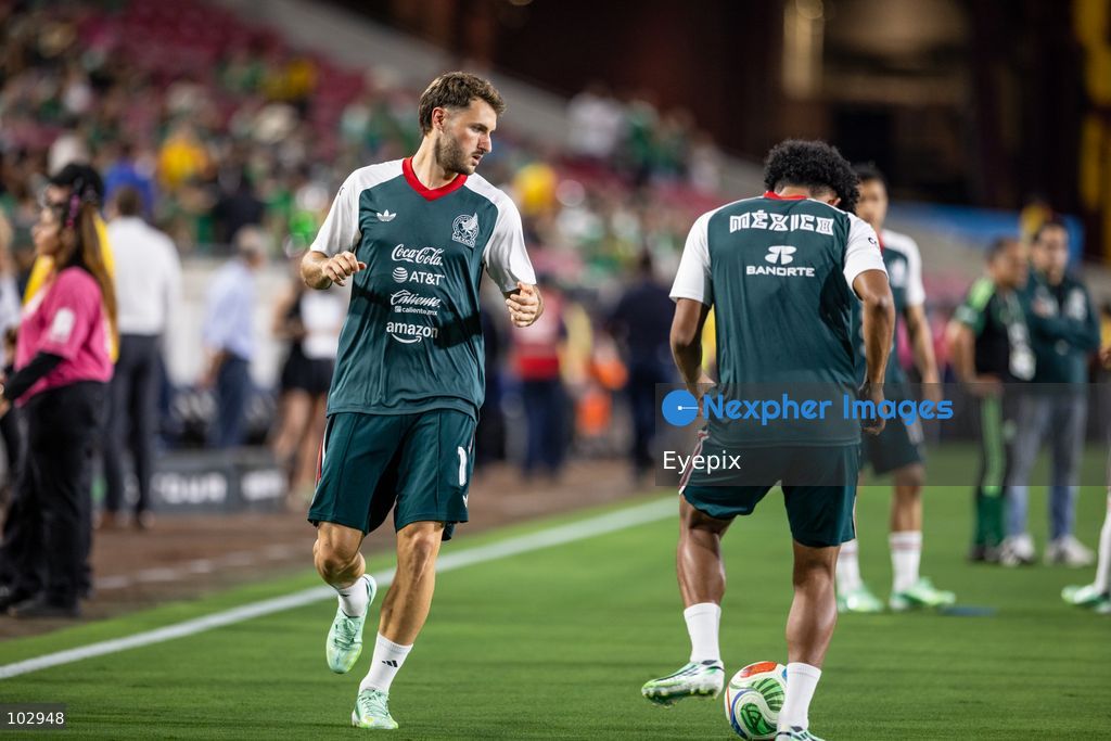 Santiago Jimenez #11  of Mexico warms up before the International Friendly football match between Mexico and Chile at Los Angeles Memorial Coliseum on October 6, 2026 in Pasadena, California. (Photo by Arturo Cordero / Eyepix Group) (Photo by Arturo Cordero / Eyepix Group/Eyepix via Nexpher Images)