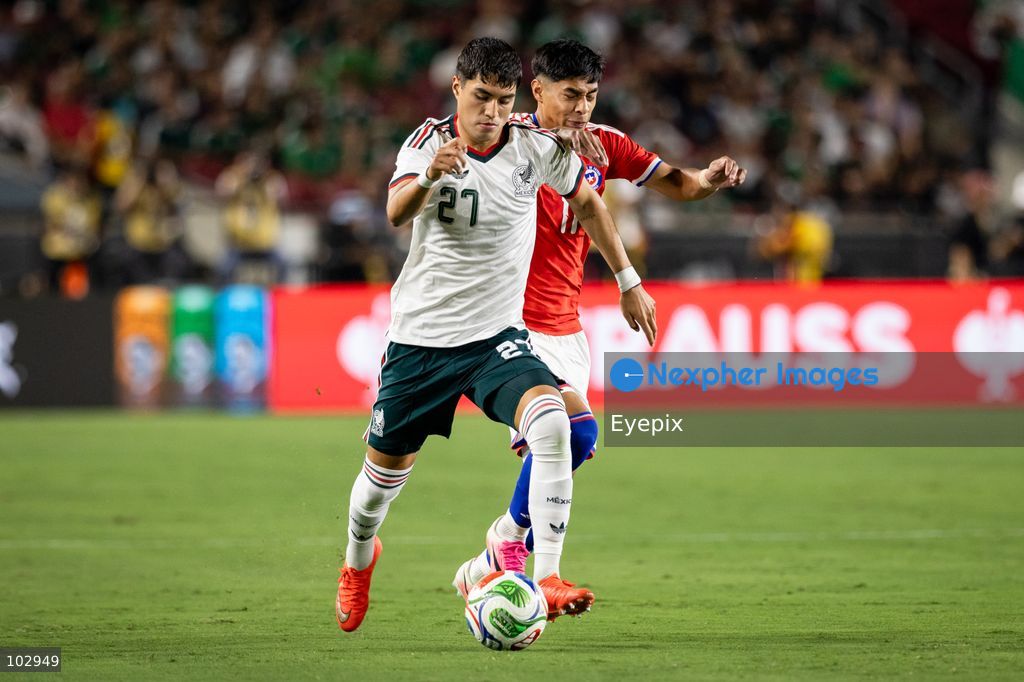 Everado López #27 of Mexico national team is pressured by Darío Osorio #11 of Chile national team during the International Friendly football match between Mexico and Chile at Los Angeles Memorial Coliseum on October 6, 2026 in Pasadena, California. (Photo by Arturo Cordero / Eyepix Group) (Photo by Arturo Cordero / Eyepix Group/Eyepix via Nexpher Images)