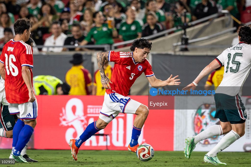 Maximiliano Gutiérrez #9 of Chile national team runs with the ball during the International Friendly football match between Mexico and Chile at Los Angeles Memorial Coliseum on October 6, 2026 in Pasadena, California. (Photo by Arturo Cordero / Eyepix Group) (Photo by Arturo Cordero / Eyepix Group/Eyepix via Nexpher Images)