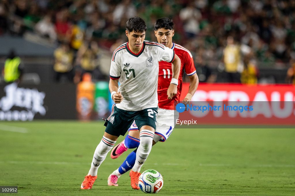 Everado López #27 of Mexico national team is pressured by Darío Osorio #11 of Chile national team during the International Friendly football match between Mexico and Chile at Los Angeles Memorial Coliseum on October 6, 2026 in Pasadena, California. (Photo by Arturo Cordero / Eyepix Group) (Photo by Arturo Cordero / Eyepix Group/Eyepix via Nexpher Images)