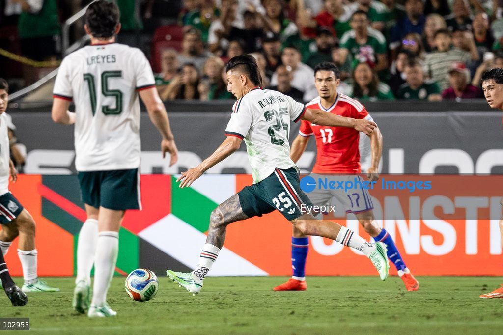 Roberto Alvarado #25 of Mexico national team runs with the ball during the International Friendly football match between Mexico and Chile at Los Angeles Memorial Coliseum on October 6, 2026 in Pasadena, California. (Photo by Arturo Cordero / Eyepix Group) (Photo by Arturo Cordero / Eyepix Group/Eyepix via Nexpher Images)