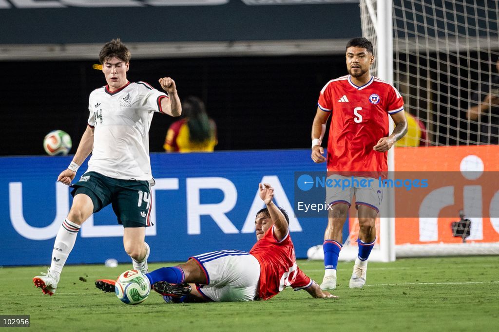 Vicente Pizarro #6 of Chile national team and Armando González #14 of Mexico national team battle for the ball during the International Friendly football match between Mexico and Chile at Los Angeles Memorial Coliseum on October 6, 2026 in Pasadena, California. (Photo by Arturo Cordero / Eyepix Group) (Photo by Arturo Cordero / Eyepix Group/Eyepix via Nexpher Images)
