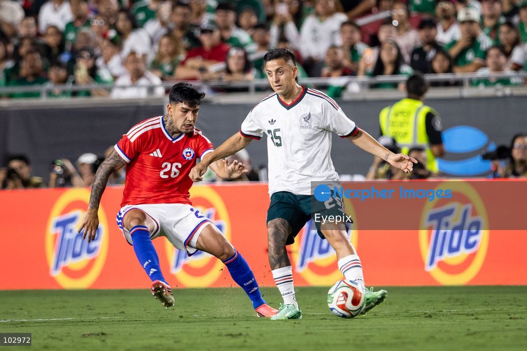 Roberto Alvarado #25 of Mexico national team is pressured by Diego Ulloa Núñez #26 of Chile national team during the International Friendly football match between Mexico and Chile at Los Angeles Memorial Coliseum on October 6, 2026 in Pasadena, California. (Photo by Arturo Cordero / Eyepix Group) (Photo by Arturo Cordero / Eyepix Group/Eyepix via Nexpher Images)