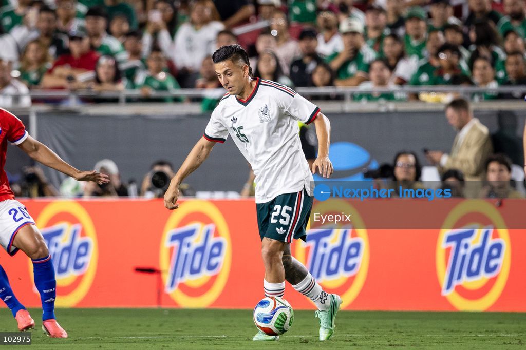 Roberto Alvarado #25 of Mexico national team dribbles the ball during the International Friendly football match between Mexico and Chile at Los Angeles Memorial Coliseum on October 6, 2026 in Pasadena, California. (Photo by Arturo Cordero / Eyepix Group) (Photo by Arturo Cordero / Eyepix Group/Eyepix via Nexpher Images)