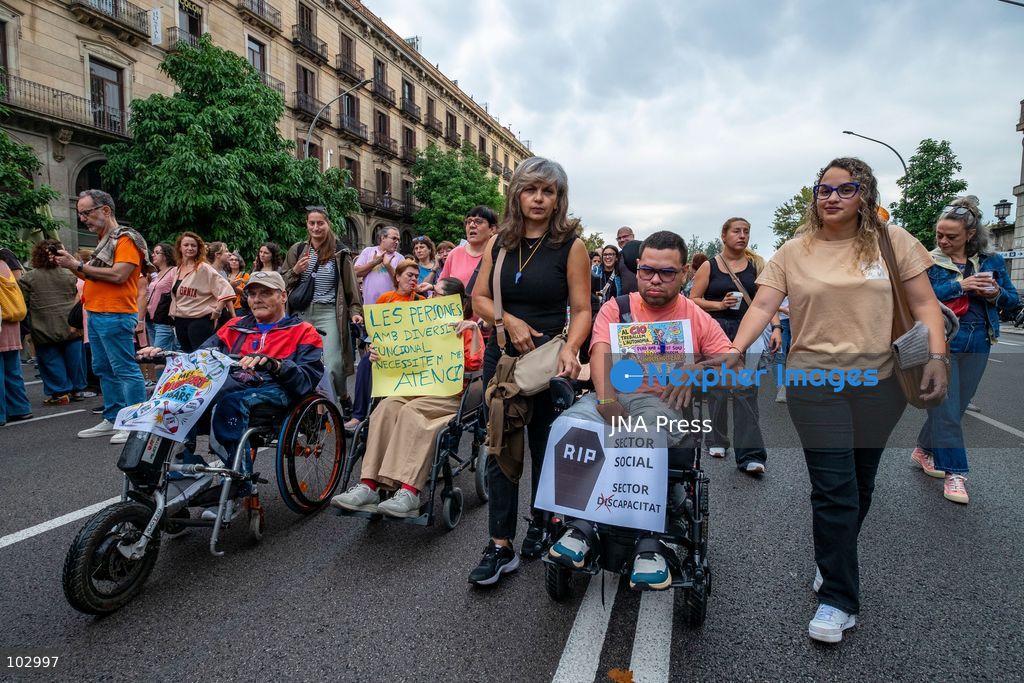 BARCELONA, SPAIN, OCTOBER 7, 2026: Social services workers march through Barcelona demanding improved working conditions, equal pay and a single collective bargaining agreement for the sector. The demonstration proceeded from Parc de la Ciutadella to the headquarters of Catalan employers' association Foment del Treball. Organizing unions say the sector, which provides services to around two million people, is currently covered by 17 separate collective agreements and faces precarious working conditions and stalled negotiations over their renewal. Photo by Miguel Galmes / JNA Press. (Photo by Miguel Galmés/JNA Press via Nexpher Images)