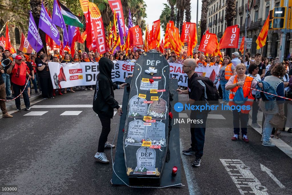 BARCELONA, SPAIN, OCTOBER 7, 2026: Social services workers march through Barcelona demanding improved working conditions, equal pay and a single collective bargaining agreement for the sector. The demonstration proceeded from Parc de la Ciutadella to the headquarters of Catalan employers' association Foment del Treball. Organizing unions say the sector, which provides services to around two million people, is currently covered by 17 separate collective agreements and faces precarious working conditions and stalled negotiations over their renewal. Photo by Miguel Galmes / JNA Press. (Photo by Miguel Galmés/JNA Press via Nexpher Images)