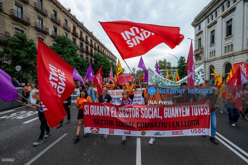 BARCELONA, SPAIN, OCTOBER 7, 2026: Social services workers march through Barcelona demanding improved working conditions, equal pay and a single collective bargaining agreement for the sector. The demonstration proceeded from Parc de la Ciutadella to the headquarters of Catalan employers' association Foment del Treball. Organizing unions say the sector, which provides services to around two million people, is currently covered by 17 separate collective agreements and faces precarious working conditions and stalled negotiations over their renewal. Photo by Miguel Galmes / JNA Press. (Photo by Miguel Galmés/JNA Press via Nexpher Images)