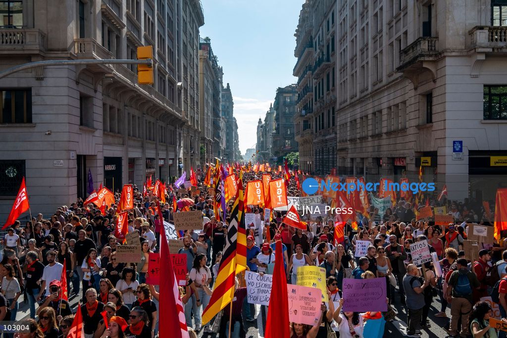 BARCELONA, SPAIN, OCTOBER 7, 2026: Social services workers march through Barcelona demanding improved working conditions, equal pay and a single collective bargaining agreement for the sector. The demonstration proceeded from Parc de la Ciutadella to the headquarters of Catalan employers' association Foment del Treball. Organizing unions say the sector, which provides services to around two million people, is currently covered by 17 separate collective agreements and faces precarious working conditions and stalled negotiations over their renewal. Photo by Miguel Galmes / JNA Press. (Photo by Miguel Galmés/JNA Press via Nexpher Images)