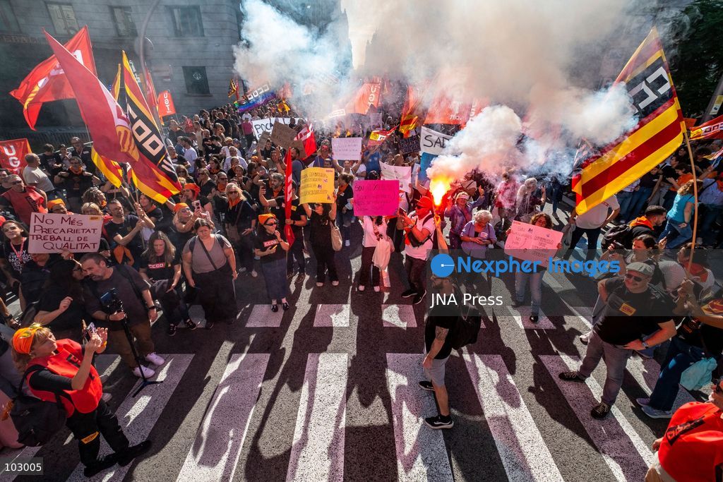BARCELONA, SPAIN, OCTOBER 7, 2026: Social services workers march through Barcelona demanding improved working conditions, equal pay and a single collective bargaining agreement for the sector. The demonstration proceeded from Parc de la Ciutadella to the headquarters of Catalan employers' association Foment del Treball. Organizing unions say the sector, which provides services to around two million people, is currently covered by 17 separate collective agreements and faces precarious working conditions and stalled negotiations over their renewal. Photo by Miguel Galmes / JNA Press. (Photo by Miguel Galmés/JNA Press via Nexpher Images)