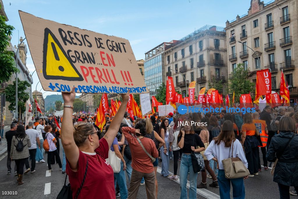 BARCELONA, SPAIN, OCTOBER 7, 2026: Social services workers march through Barcelona demanding improved working conditions, equal pay and a single collective bargaining agreement for the sector. The demonstration proceeded from Parc de la Ciutadella to the headquarters of Catalan employers' association Foment del Treball. Organizing unions say the sector, which provides services to around two million people, is currently covered by 17 separate collective agreements and faces precarious working conditions and stalled negotiations over their renewal. Photo by Miguel Galmes / JNA Press. (Photo by Miguel Galmés/JNA Press via Nexpher Images)