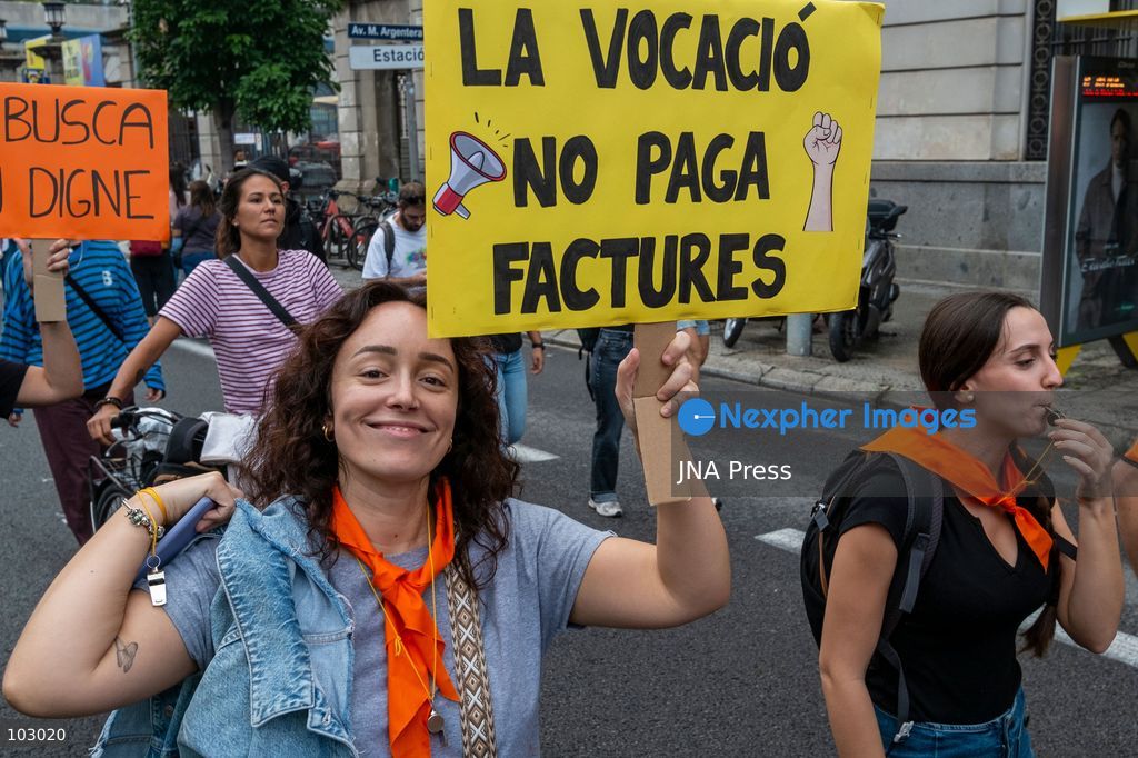 BARCELONA, SPAIN, OCTOBER 7, 2026: Social services workers march through Barcelona demanding improved working conditions, equal pay and a single collective bargaining agreement for the sector. The demonstration proceeded from Parc de la Ciutadella to the headquarters of Catalan employers' association Foment del Treball. Organizing unions say the sector, which provides services to around two million people, is currently covered by 17 separate collective agreements and faces precarious working conditions and stalled negotiations over their renewal. Photo by Miguel Galmes / JNA Press. (Photo by Miguel Galmés/JNA Press via Nexpher Images)