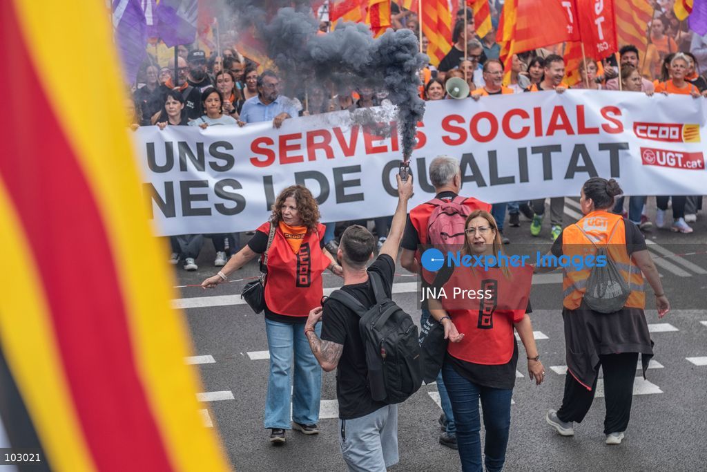 BARCELONA, SPAIN, OCTOBER 7, 2026: Social services workers march through Barcelona demanding improved working conditions, equal pay and a single collective bargaining agreement for the sector. The demonstration proceeded from Parc de la Ciutadella to the headquarters of Catalan employers' association Foment del Treball. Organizing unions say the sector, which provides services to around two million people, is currently covered by 17 separate collective agreements and faces precarious working conditions and stalled negotiations over their renewal. Photo by Miguel Galmes / JNA Press. (Photo by Miguel Galmés/JNA Press via Nexpher Images)