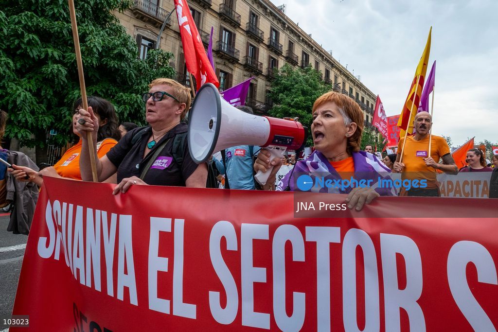 BARCELONA, SPAIN, OCTOBER 7, 2026: Social services workers march through Barcelona demanding improved working conditions, equal pay and a single collective bargaining agreement for the sector. The demonstration proceeded from Parc de la Ciutadella to the headquarters of Catalan employers' association Foment del Treball. Organizing unions say the sector, which provides services to around two million people, is currently covered by 17 separate collective agreements and faces precarious working conditions and stalled negotiations over their renewal. Photo by Miguel Galmes / JNA Press. (Photo by Miguel Galmés/JNA Press via Nexpher Images)