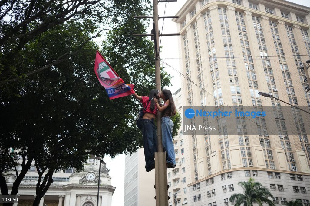 RIO DE JANEIRO, BRAZIL, OCTOBER 7, 2026: Students, youth organizations and activists march through central Rio de Janeiro in support of President Luiz Inacio Lula da Silva and against presidential candidate Flavio Bolsonaro ahead of Brazil's presidential runoff. Demonstrators marched from Candelaria to Cinelandia carrying pro-Lula and anti-far-right banners while calling for the defense of democracy, public education and student rights. Lula and Bolsonaro will face each other in the second round of the presidential election on October 25. Photo: Mariana Greif / JNA PRESS (Photo by Mariana Greif/JNA Press via Nexpher Images)