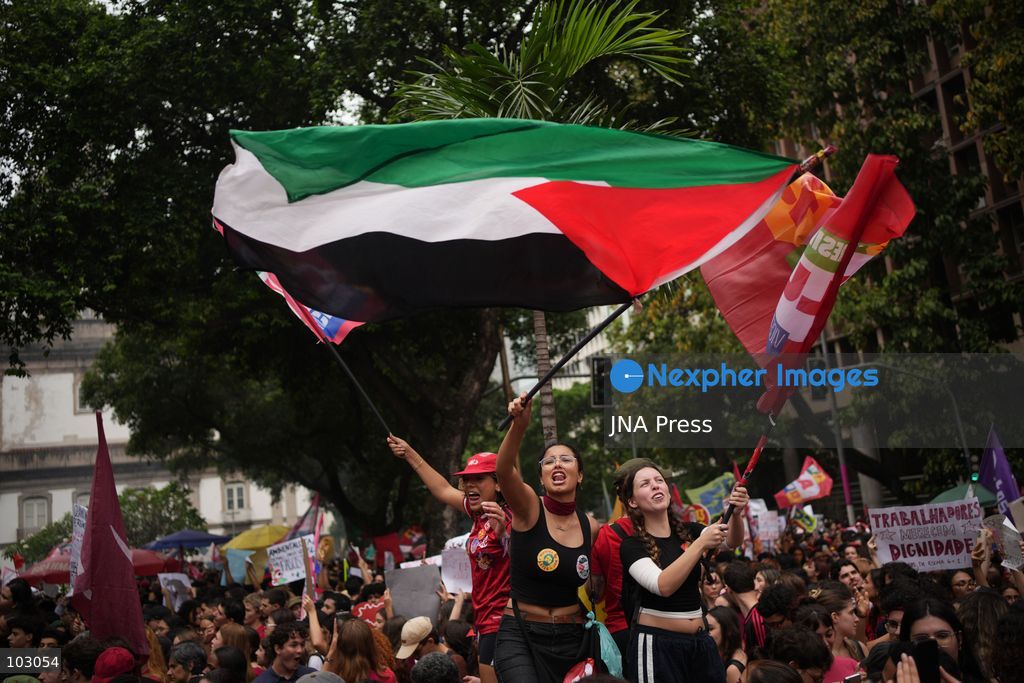 RIO DE JANEIRO, BRAZIL, OCTOBER 7, 2026: Students, youth organizations and activists march through central Rio de Janeiro in support of President Luiz Inacio Lula da Silva and against presidential candidate Flavio Bolsonaro ahead of Brazil's presidential runoff. Demonstrators marched from Candelaria to Cinelandia carrying pro-Lula and anti-far-right banners while calling for the defense of democracy, public education and student rights. Lula and Bolsonaro will face each other in the second round of the presidential election on October 25. Photo: Mariana Greif / JNA PRESS (Photo by Mariana Greif/JNA Press via Nexpher Images)