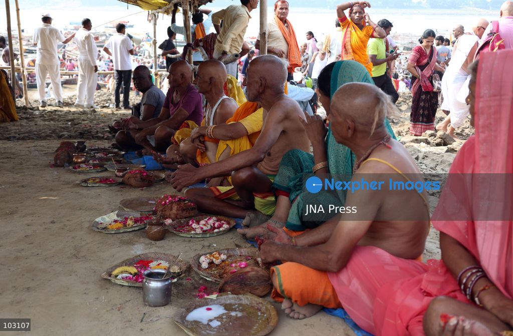 PRAYAGRAJ, INDIA, OCTOBER 5, 2026: Hindu devotees perform Pind Daan rituals at Sangam, the confluence of the Ganges and Yamuna rivers in Prayagraj. The Hindu ritual is performed to honor deceased relatives and ancestors, with devotees offering prayers and traditional offerings at the sacred site. Photo by Jitendra Prakash / JNA Press. (Photo by Jitendra Prakash/JNA Press via Nexpher Images)