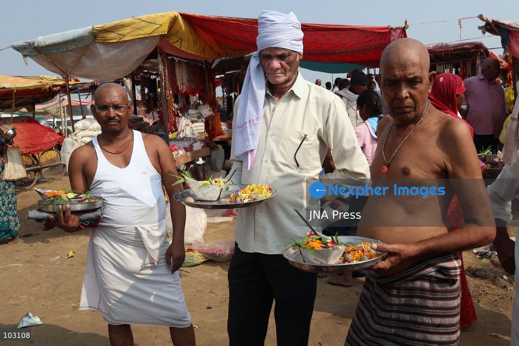 PRAYAGRAJ, INDIA, OCTOBER 5, 2026: Hindu devotees perform Pind Daan rituals at Sangam, the confluence of the Ganges and Yamuna rivers in Prayagraj. The Hindu ritual is performed to honor deceased relatives and ancestors, with devotees offering prayers and traditional offerings at the sacred site. Photo by Jitendra Prakash / JNA Press. (Photo by Jitendra Prakash/JNA Press via Nexpher Images)