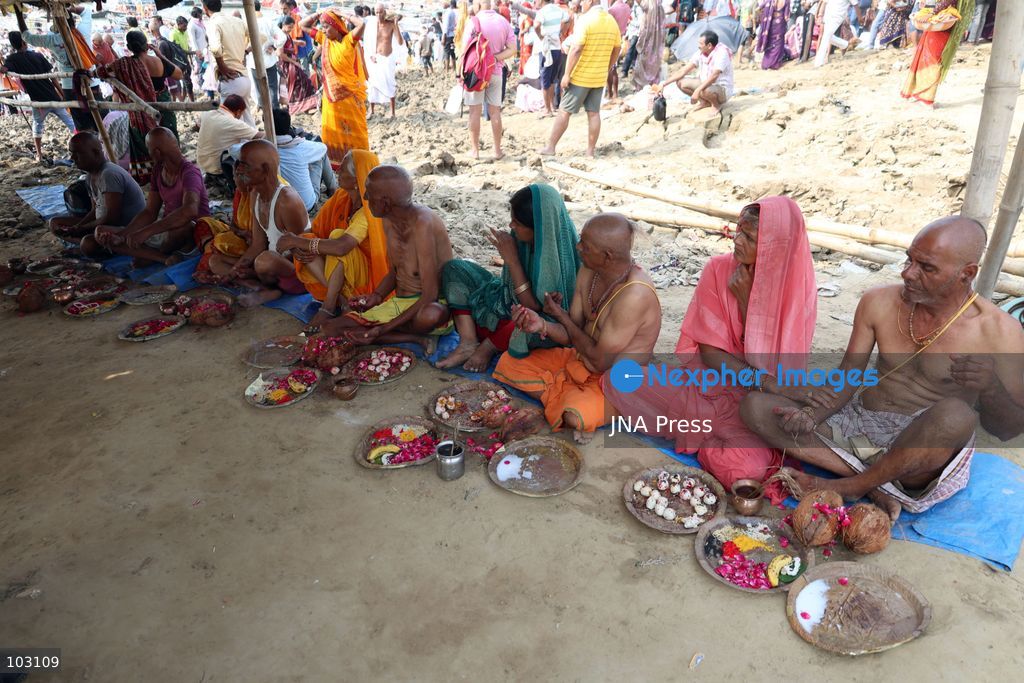 PRAYAGRAJ, INDIA, OCTOBER 5, 2026: Hindu devotees perform Pind Daan rituals at Sangam, the confluence of the Ganges and Yamuna rivers in Prayagraj. The Hindu ritual is performed to honor deceased relatives and ancestors, with devotees offering prayers and traditional offerings at the sacred site. Photo by Jitendra Prakash / JNA Press. (Photo by Jitendra Prakash/JNA Press via Nexpher Images)