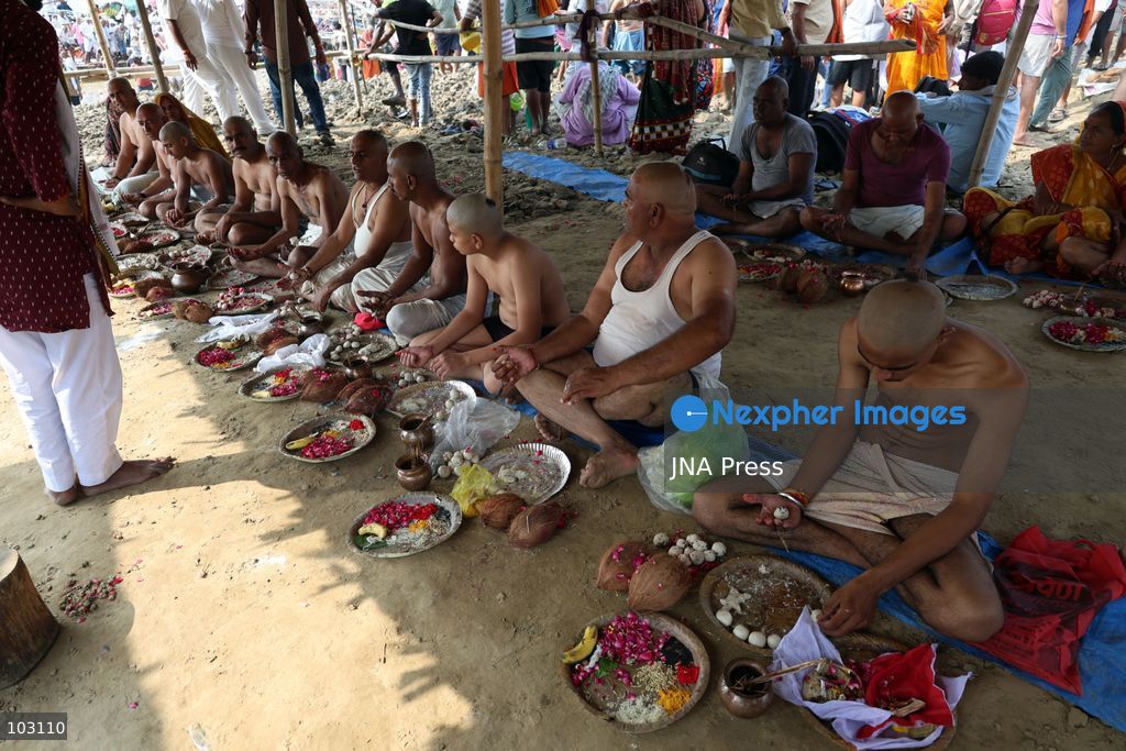 PRAYAGRAJ, INDIA, OCTOBER 5, 2026: Hindu devotees perform Pind Daan rituals at Sangam, the confluence of the Ganges and Yamuna rivers in Prayagraj. The Hindu ritual is performed to honor deceased relatives and ancestors, with devotees offering prayers and traditional offerings at the sacred site. Photo by Jitendra Prakash / JNA Press. (Photo by Jitendra Prakash/JNA Press via Nexpher Images)