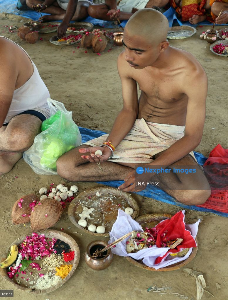 PRAYAGRAJ, INDIA, OCTOBER 5, 2026: Hindu devotees perform Pind Daan rituals at Sangam, the confluence of the Ganges and Yamuna rivers in Prayagraj. The Hindu ritual is performed to honor deceased relatives and ancestors, with devotees offering prayers and traditional offerings at the sacred site. Photo by Jitendra Prakash / JNA Press. (Photo by Jitendra Prakash/JNA Press via Nexpher Images)