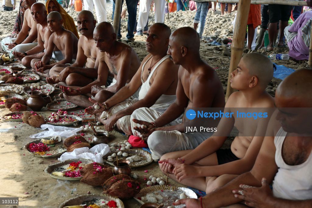 PRAYAGRAJ, INDIA, OCTOBER 5, 2026: Hindu devotees perform Pind Daan rituals at Sangam, the confluence of the Ganges and Yamuna rivers in Prayagraj. The Hindu ritual is performed to honor deceased relatives and ancestors, with devotees offering prayers and traditional offerings at the sacred site. Photo by Jitendra Prakash / JNA Press. (Photo by Jitendra Prakash/JNA Press via Nexpher Images)