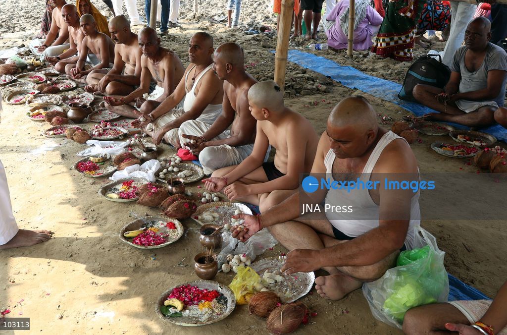 PRAYAGRAJ, INDIA, OCTOBER 5, 2026: Hindu devotees perform Pind Daan rituals at Sangam, the confluence of the Ganges and Yamuna rivers in Prayagraj. The Hindu ritual is performed to honor deceased relatives and ancestors, with devotees offering prayers and traditional offerings at the sacred site. Photo by Jitendra Prakash / JNA Press. (Photo by Jitendra Prakash/JNA Press via Nexpher Images)
