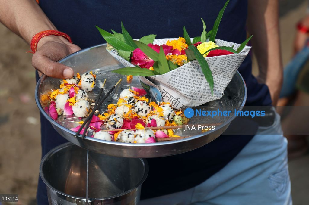 PRAYAGRAJ, INDIA, OCTOBER 5, 2026: Hindu devotees perform Pind Daan rituals at Sangam, the confluence of the Ganges and Yamuna rivers in Prayagraj. The Hindu ritual is performed to honor deceased relatives and ancestors, with devotees offering prayers and traditional offerings at the sacred site. Photo by Jitendra Prakash / JNA Press. (Photo by Jitendra Prakash/JNA Press via Nexpher Images)
