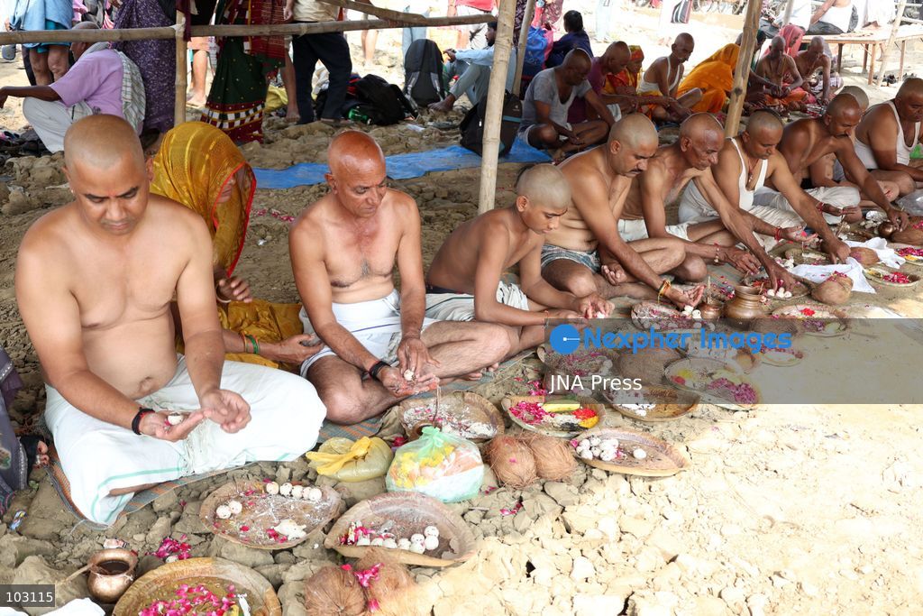 PRAYAGRAJ, INDIA, OCTOBER 5, 2026: Hindu devotees perform Pind Daan rituals at Sangam, the confluence of the Ganges and Yamuna rivers in Prayagraj. The Hindu ritual is performed to honor deceased relatives and ancestors, with devotees offering prayers and traditional offerings at the sacred site. Photo by Jitendra Prakash / JNA Press. (Photo by Jitendra Prakash/JNA Press via Nexpher Images)