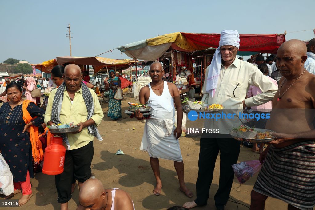 PRAYAGRAJ, INDIA, OCTOBER 5, 2026: Hindu devotees perform Pind Daan rituals at Sangam, the confluence of the Ganges and Yamuna rivers in Prayagraj. The Hindu ritual is performed to honor deceased relatives and ancestors, with devotees offering prayers and traditional offerings at the sacred site. Photo by Jitendra Prakash / JNA Press. (Photo by Jitendra Prakash/JNA Press via Nexpher Images)