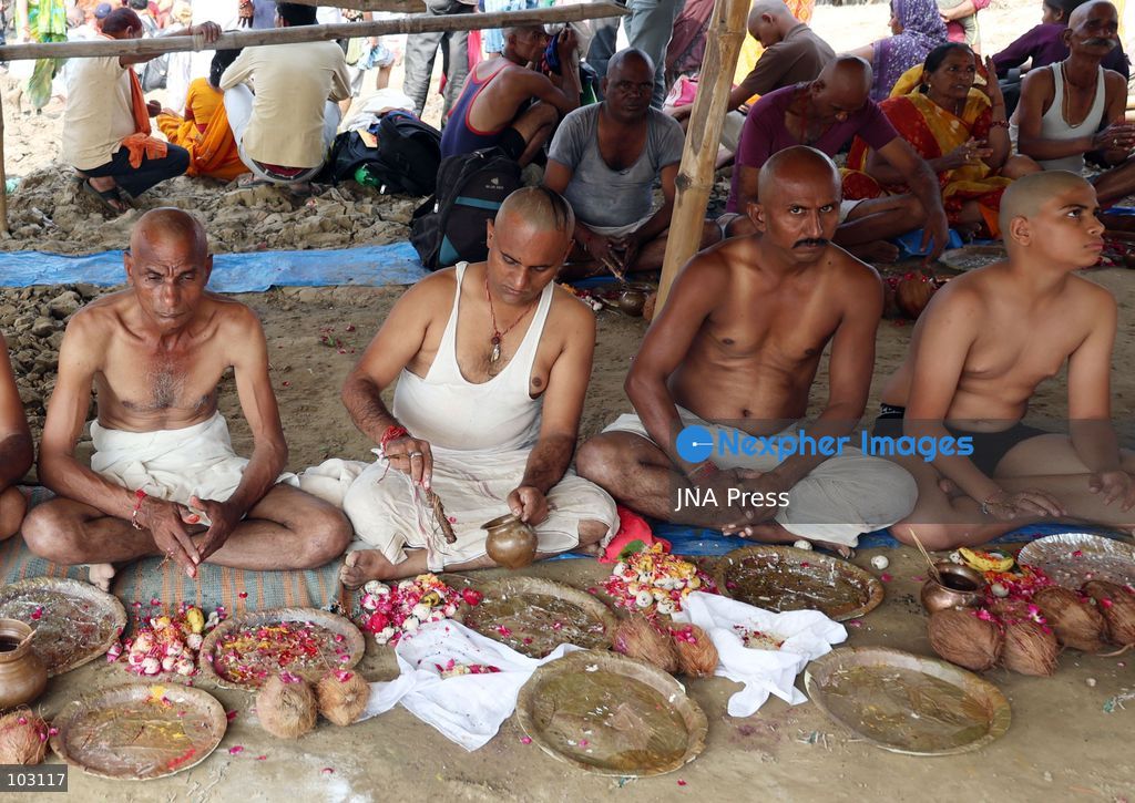 PRAYAGRAJ, INDIA, OCTOBER 5, 2026: Hindu devotees perform Pind Daan rituals at Sangam, the confluence of the Ganges and Yamuna rivers in Prayagraj. The Hindu ritual is performed to honor deceased relatives and ancestors, with devotees offering prayers and traditional offerings at the sacred site. Photo by Jitendra Prakash / JNA Press. (Photo by Jitendra Prakash/JNA Press via Nexpher Images)