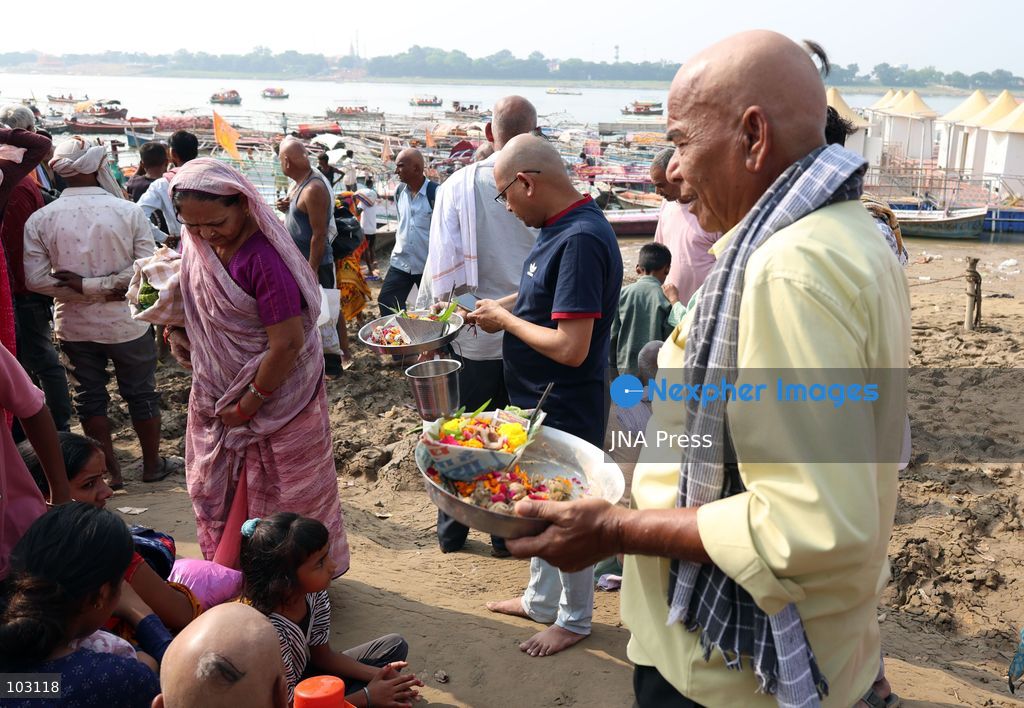 PRAYAGRAJ, INDIA, OCTOBER 5, 2026: Hindu devotees perform Pind Daan rituals at Sangam, the confluence of the Ganges and Yamuna rivers in Prayagraj. The Hindu ritual is performed to honor deceased relatives and ancestors, with devotees offering prayers and traditional offerings at the sacred site. Photo by Jitendra Prakash / JNA Press. (Photo by Jitendra Prakash/JNA Press via Nexpher Images)