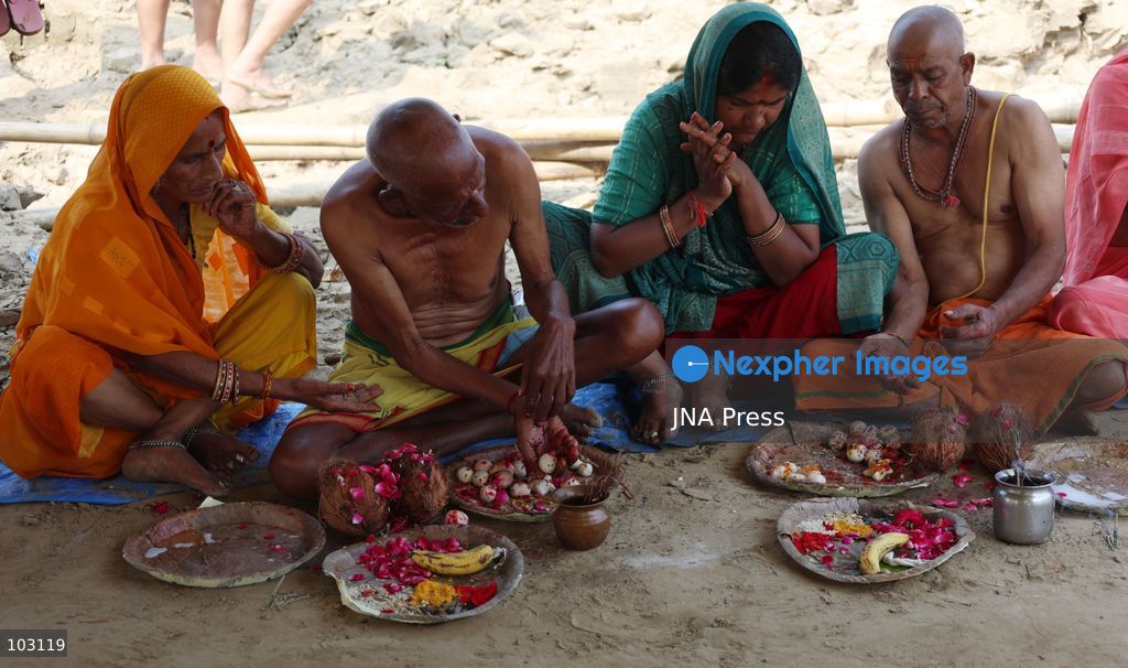 PRAYAGRAJ, INDIA, OCTOBER 5, 2026: Hindu devotees perform Pind Daan rituals at Sangam, the confluence of the Ganges and Yamuna rivers in Prayagraj. The Hindu ritual is performed to honor deceased relatives and ancestors, with devotees offering prayers and traditional offerings at the sacred site. Photo by Jitendra Prakash / JNA Press. (Photo by Jitendra Prakash/JNA Press via Nexpher Images)