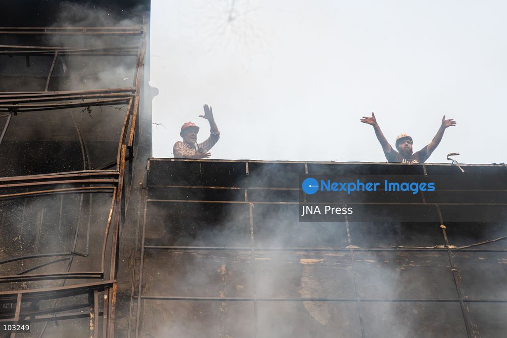 BHOPAL, MADHYA PRADESH, INDIA, OCTOBER 8, 2026: Firefighters battle a major fire at the New Market commercial area in Bhopal on Thursday afternoon. The blaze reportedly started at a fast-food outlet before spreading to several nearby shops, including clothing, kitchenware and mobile phone stores. More than 15 fire engines were deployed to contain the flames as thick smoke rose above the crowded shopping district. Photo by Sauvik Acharyya / JNA Press. (Photo by Sauvik Acharyya/JNA Press via Nexpher Images)