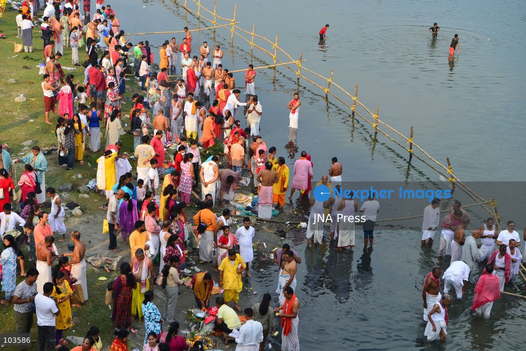 SILIGURI, INDIA, OCTOBER 10, 2026: Hindu devotees perform the Tarpan ritual on the banks of the Mahananda River in Siliguri on the final day of Pitru Paksha, a Hindu observance dedicated to honoring deceased ancestors. Participants offer prayers and water as part of rituals performed in remembrance of their forefathers. Photo by Diptendu Dutta / JNA Press. (Photo by DIPTENDU DUTTA/JNA Press via Nexpher Images)
