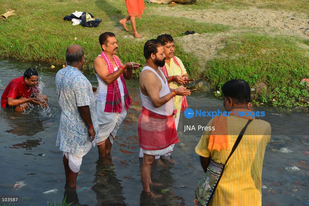 SILIGURI, INDIA, OCTOBER 10, 2026: Hindu devotees perform the Tarpan ritual on the banks of the Mahananda River in Siliguri on the final day of Pitru Paksha, a Hindu observance dedicated to honoring deceased ancestors. Participants offer prayers and water as part of rituals performed in remembrance of their forefathers. Photo by Diptendu Dutta / JNA Press. (Photo by DIPTENDU DUTTA/JNA Press via Nexpher Images)