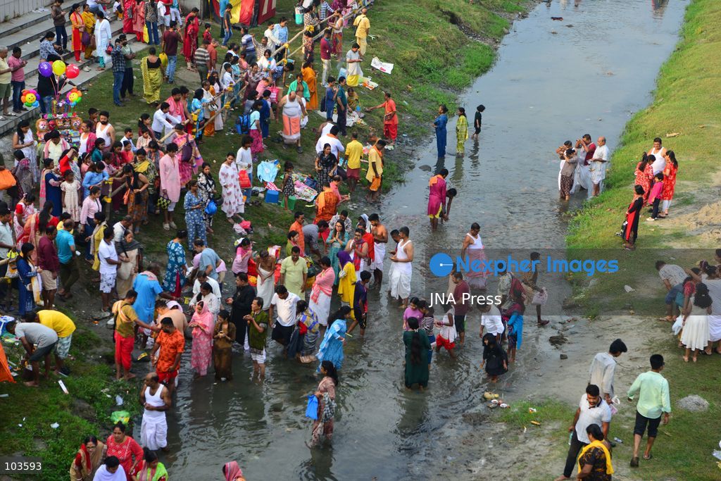 SILIGURI, INDIA, OCTOBER 10, 2026: Hindu devotees perform the Tarpan ritual on the banks of the Mahananda River in Siliguri on the final day of Pitru Paksha, a Hindu observance dedicated to honoring deceased ancestors. Participants offer prayers and water as part of rituals performed in remembrance of their forefathers. Photo by Diptendu Dutta / JNA Press. (Photo by DIPTENDU DUTTA/JNA Press via Nexpher Images)