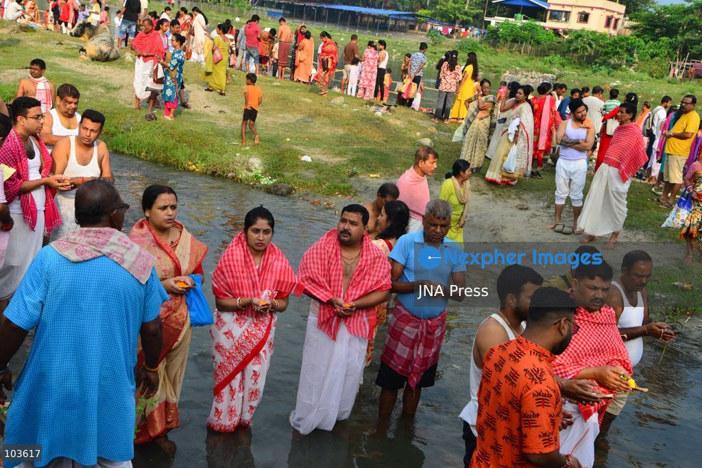 SILIGURI, INDIA, OCTOBER 10, 2026: Hindu devotees perform the Tarpan ritual to pay homage to their ancestors on the last day of Pitru Paksha on the banks of the Mahananda River. Photo by Diptendu Dutta / JNA Press (Photo by DIPTENDU DUTTA/JNA Press via Nexpher Images)