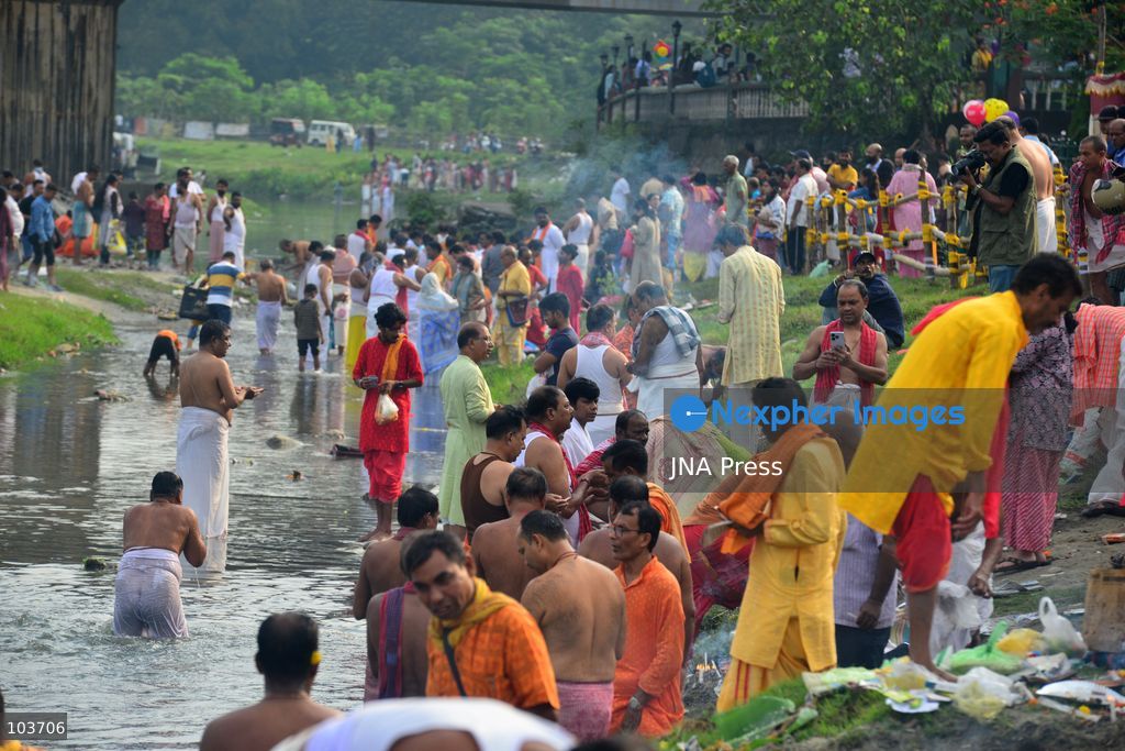 SILIGURI, INDIA, OCTOBER 10, 2026: Hindu devotees perform the Tarpan ritual on the banks of the Mahananda River in Siliguri on the final day of Pitru Paksha, a Hindu observance dedicated to honoring deceased ancestors. Participants offer prayers and water as part of rituals performed in remembrance of their forefathers. Photo by Diptendu Dutta / JNA Press. (Photo by DIPTENDU DUTTA/JNA Press via Nexpher Images)
