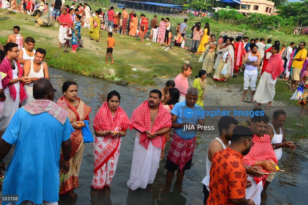 SILIGURI, INDIA, OCTOBER 10, 2026: Hindu devotees perform the Tarpan ritual on the banks of the Mahananda River in Siliguri on the final day of Pitru Paksha, a Hindu observance dedicated to honoring deceased ancestors. Participants offer prayers and water as part of rituals performed in remembrance of their forefathers. Photo by Diptendu Dutta / JNA Press. (Photo by DIPTENDU DUTTA/JNA Press via Nexpher Images)