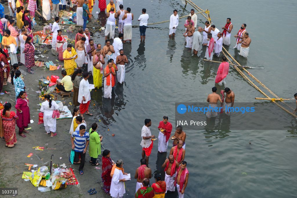 SILIGURI, INDIA, OCTOBER 10, 2026: Hindu devotees perform the Tarpan ritual on the banks of the Mahananda River in Siliguri on the final day of Pitru Paksha, a Hindu observance dedicated to honoring deceased ancestors. Participants offer prayers and water as part of rituals performed in remembrance of their forefathers. Photo by Diptendu Dutta / JNA Press. (Photo by DIPTENDU DUTTA/JNA Press via Nexpher Images)