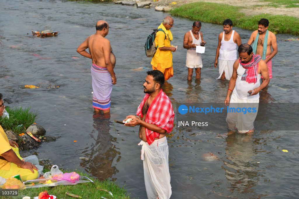 SILIGURI, INDIA, OCTOBER 10, 2026: Hindu devotees perform the Tarpan ritual on the banks of the Mahananda River in Siliguri on the final day of Pitru Paksha, a Hindu observance dedicated to honoring deceased ancestors. Participants offer prayers and water as part of rituals performed in remembrance of their forefathers. Photo by Diptendu Dutta / JNA Press. (Photo by DIPTENDU DUTTA/JNA Press via Nexpher Images)