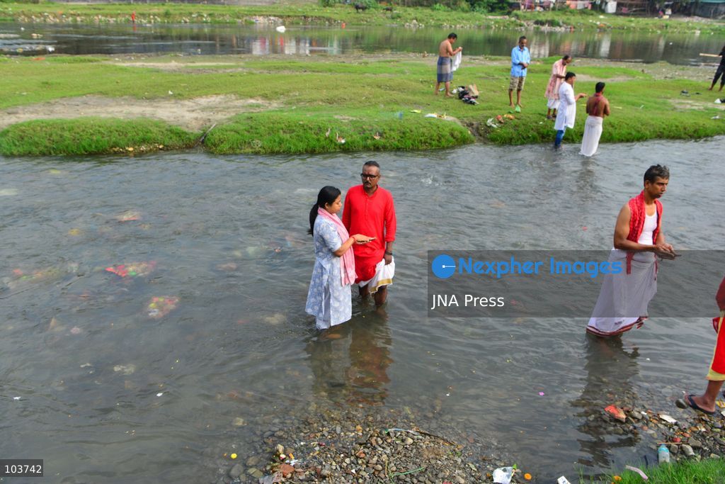 SILIGURI, INDIA, OCTOBER 10, 2026: Hindu devotees perform the Tarpan ritual on the banks of the Mahananda River in Siliguri on the final day of Pitru Paksha, a Hindu observance dedicated to honoring deceased ancestors. Participants offer prayers and water as part of rituals performed in remembrance of their forefathers. Photo by Diptendu Dutta / JNA Press. (Photo by DIPTENDU DUTTA/JNA Press via Nexpher Images)